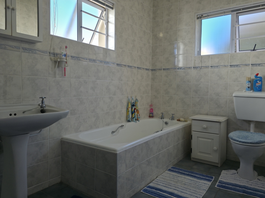 7 Bedroom Property for Sale in Wavecrest Eastern Cape